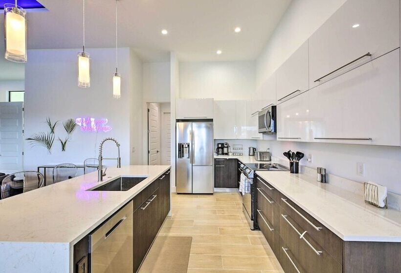 Private Pool: Canalfront Home In Cape Coral