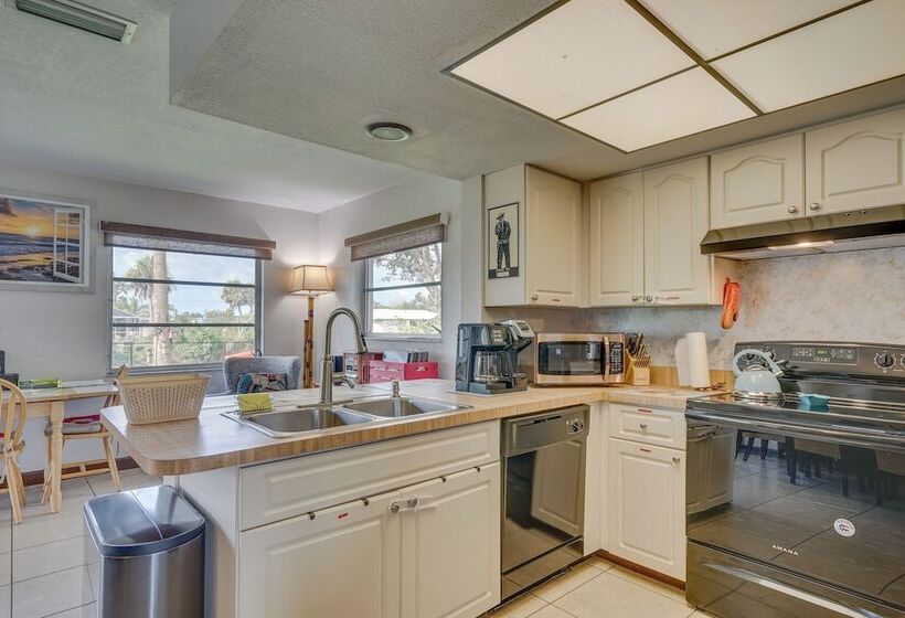 Canalfront Retreat W/ Heated Pool & Hot Tub!