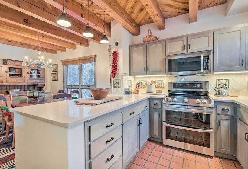 10 Mi To Santa Fe Plaza: Casita W/ Mtn View!