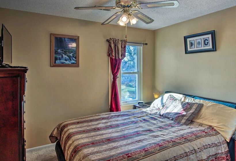 Central Kansas City Home < 3 Mi To Downtown!