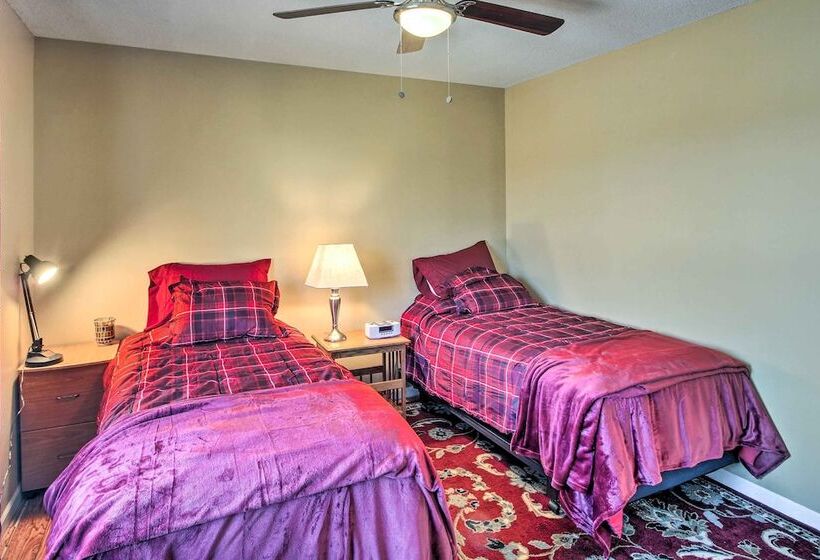 Central Kansas City Home < 3 Mi To Downtown!