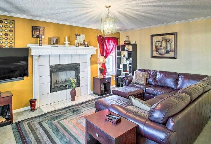 Central Kansas City Home < 3 Mi To Downtown!