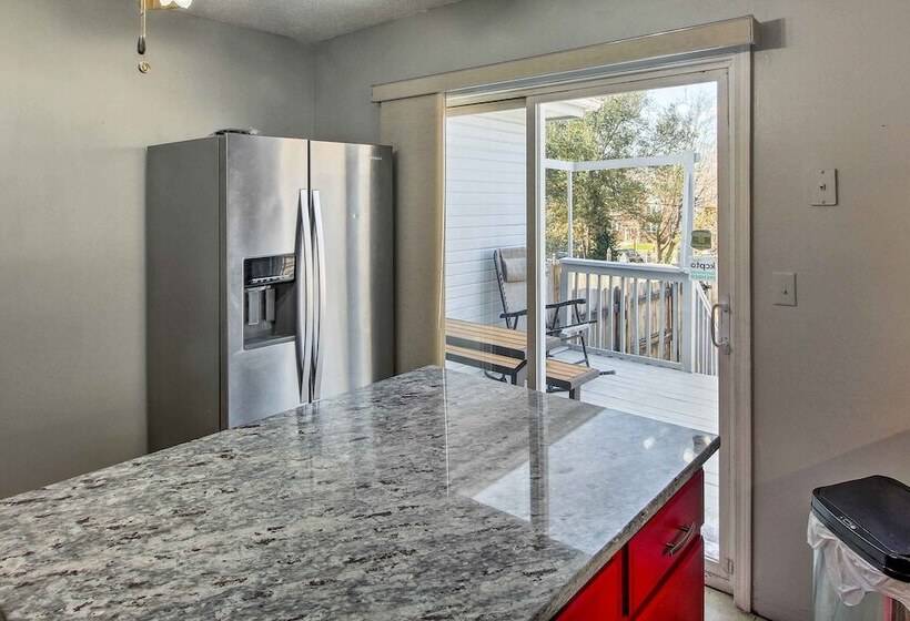 Central Kansas City Home < 3 Mi To Downtown!