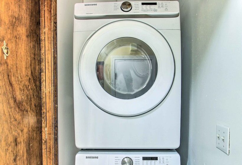 Central Kansas City Home < 3 Mi To Downtown!