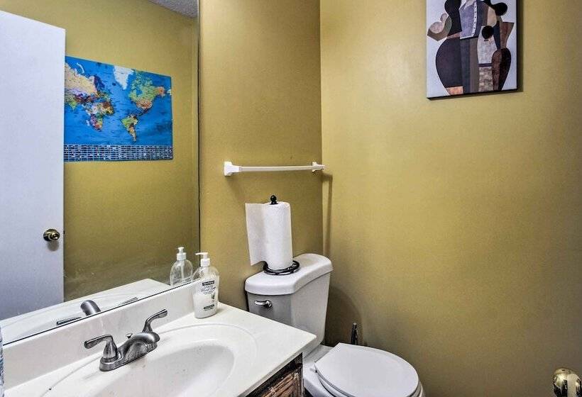 Central Kansas City Home < 3 Mi To Downtown!