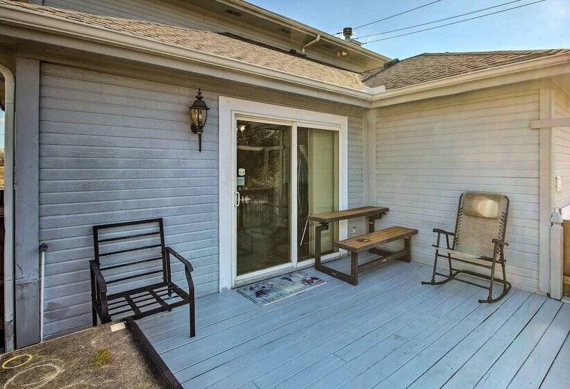 Central Kansas City Home < 3 Mi To Downtown!