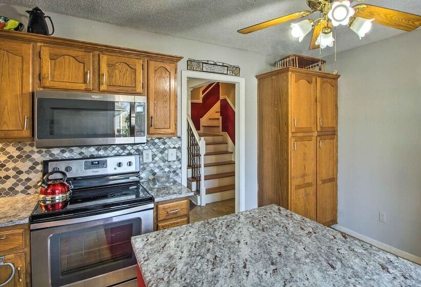 Central Kansas City Home < 3 Mi To Downtown!