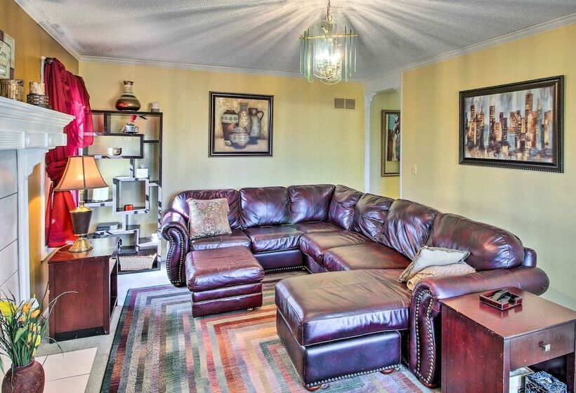 Central Kansas City Home < 3 Mi To Downtown!