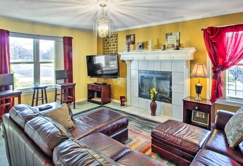 Central Kansas City Home < 3 Mi To Downtown!