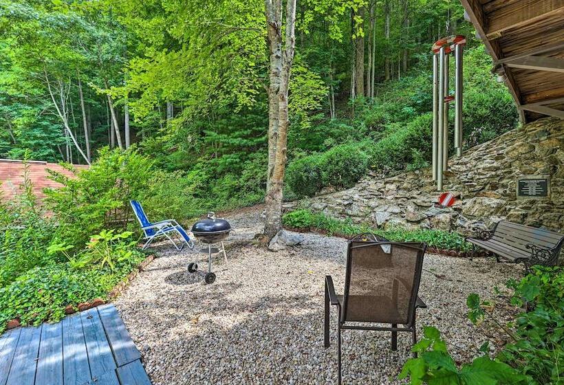 Chalet Retreat: Cozy Cabin W/ On Site Creek!