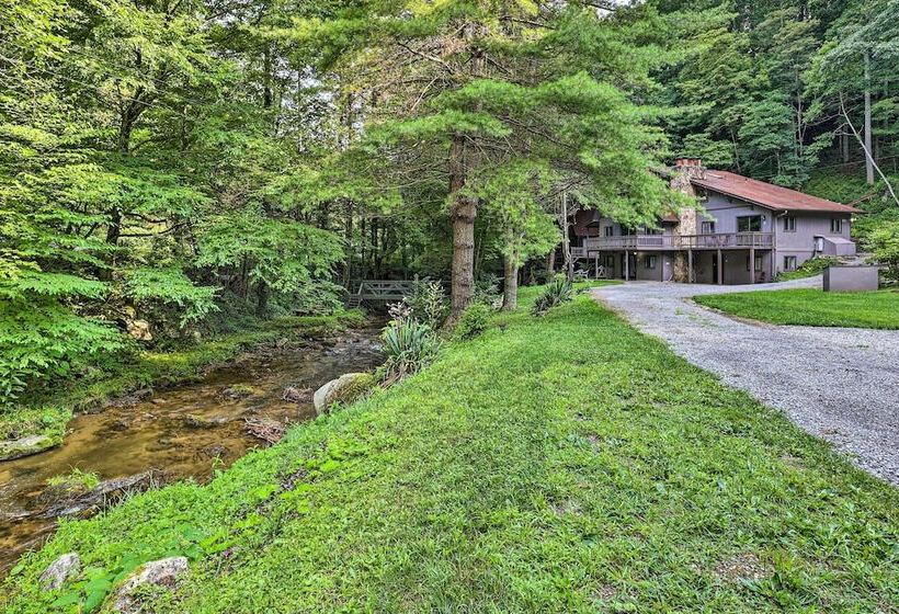 Chalet Retreat: Cozy Cabin W/ On Site Creek!