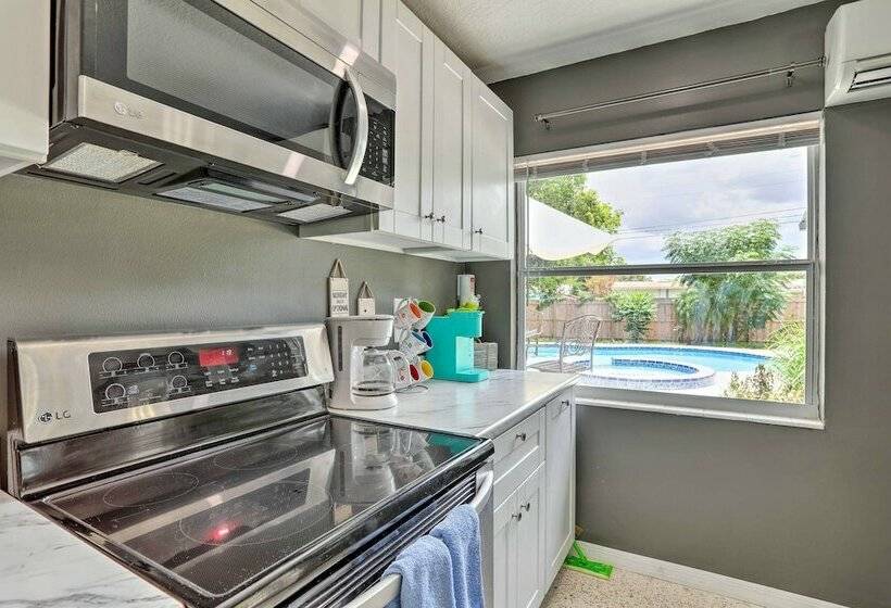 Charming Clearwater Escape ~ 6 Mi To Beach!