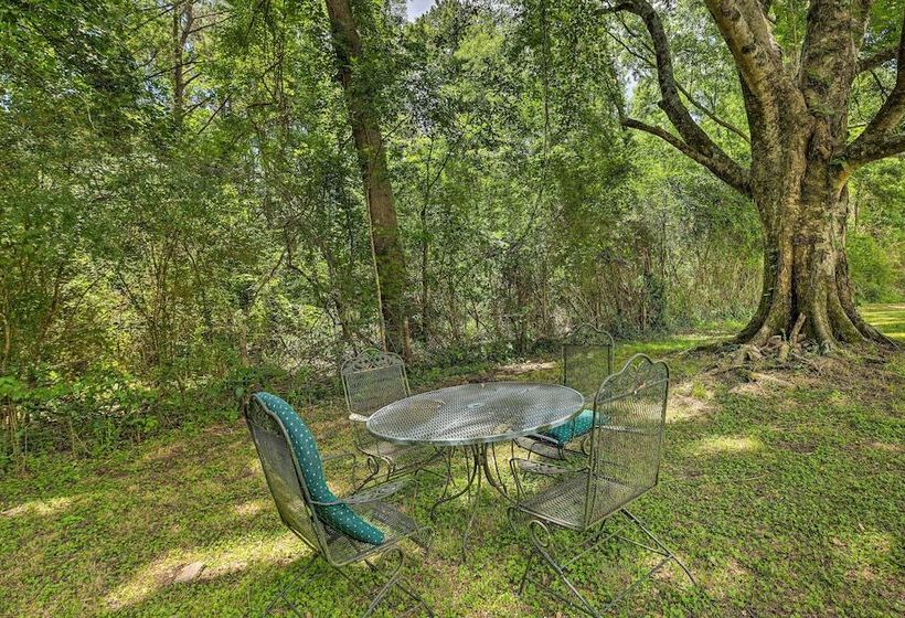 Charming Countryside Home W/ Covered Porch!