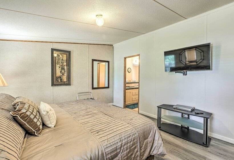 Charming Countryside Home W/ Covered Porch!