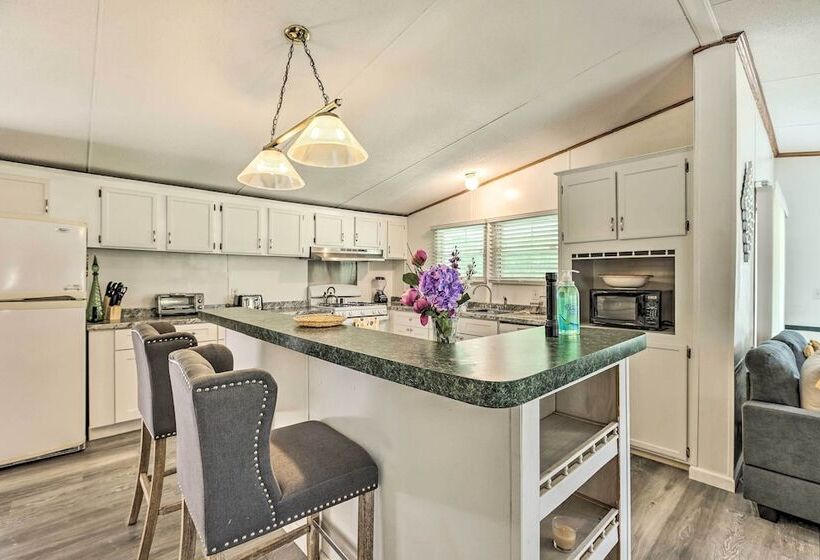 Charming Countryside Home W/ Covered Porch!