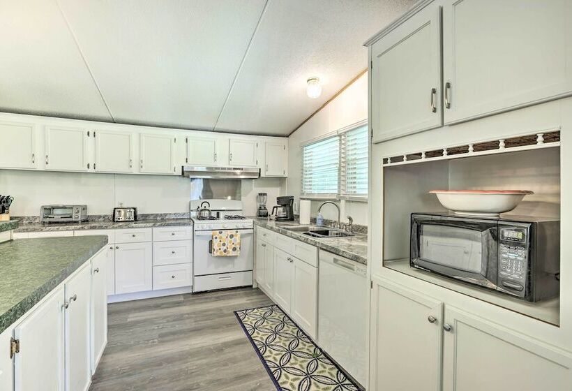 Charming Countryside Home W/ Covered Porch!