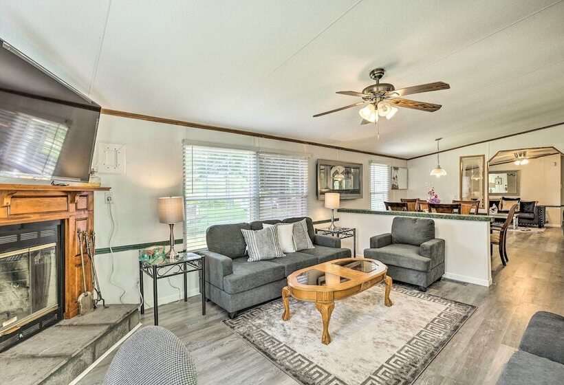 Charming Countryside Home W/ Covered Porch!