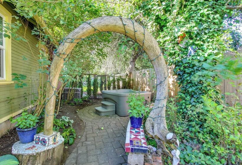 Charming Eugene Vacation Home: 1 Mi To Dtwn!