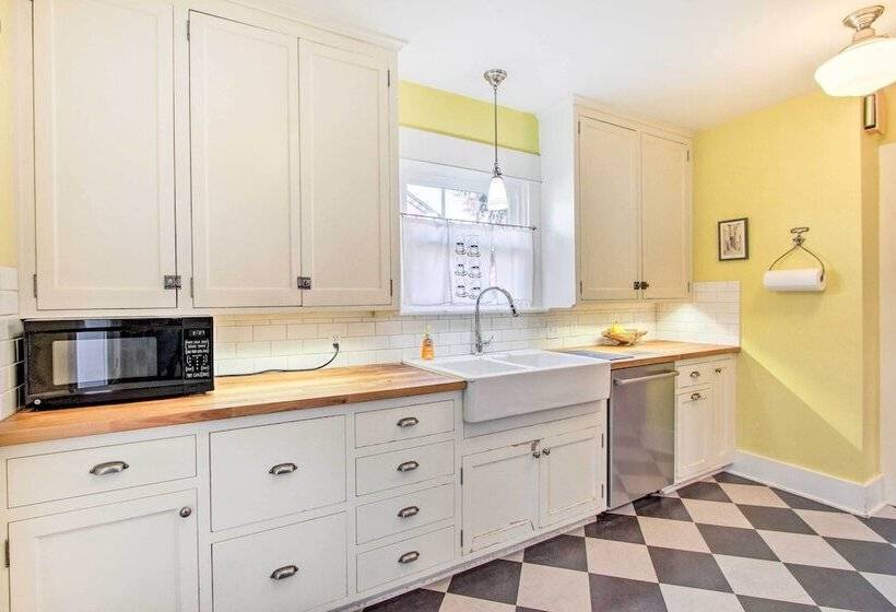 Charming Eugene Vacation Home: 1 Mi To Dtwn!