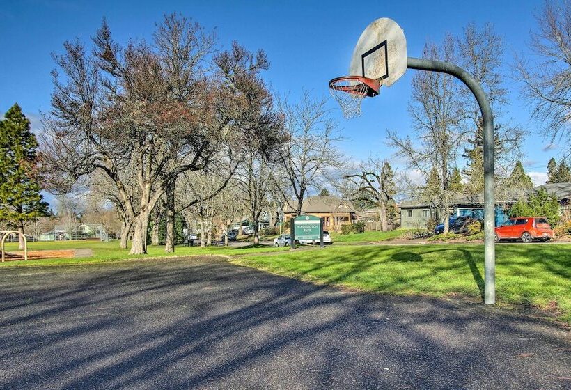 Charming Eugene Vacation Home: 1 Mi To Dtwn!