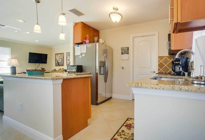 Charming Home W/ Patio Near Vanderbilt Beach