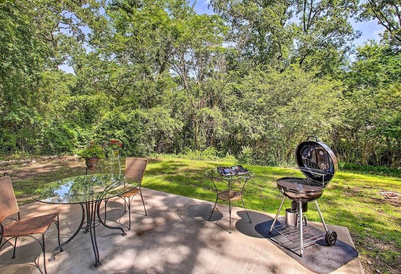 Sunroom & Yard: Charming Hot Springs Home!