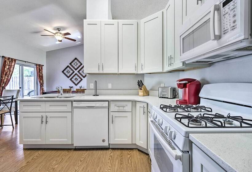 Charming Kissimmee Retreat W/ Pool & Lanai!