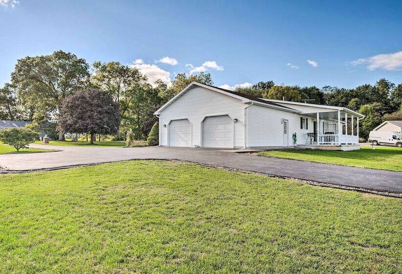 Charming Lewisburg Home W/ Hot Tub & Games!