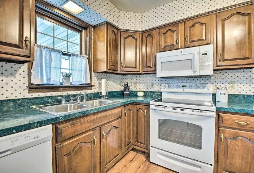 Charming Lewisburg Home W/ Hot Tub & Games!