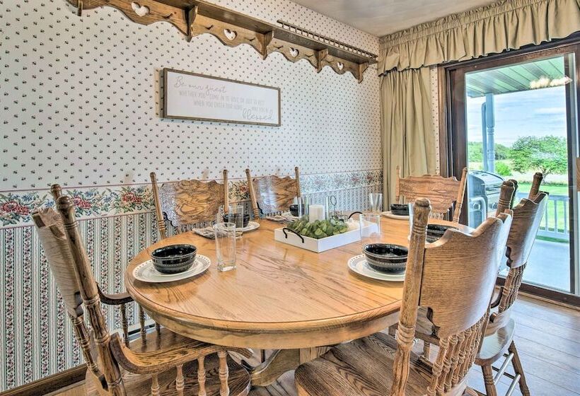 Charming Lewisburg Home W/ Hot Tub & Games!