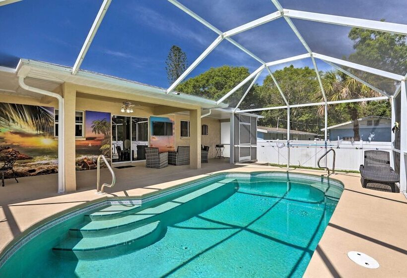 Charming N Fort Meyers Retreat: Pool & Lanai!