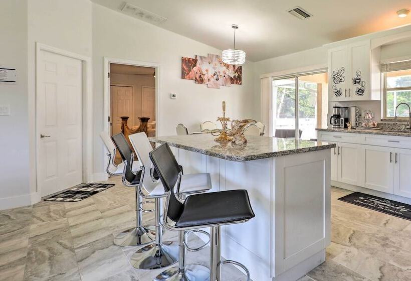 Charming N Fort Meyers Retreat: Pool & Lanai!