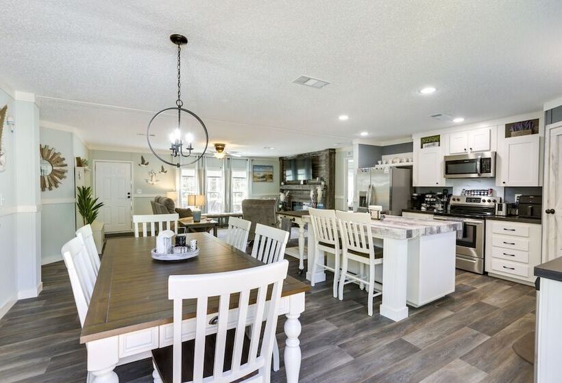 Charming Perry Home ~ 2 Mi To The Gulf!