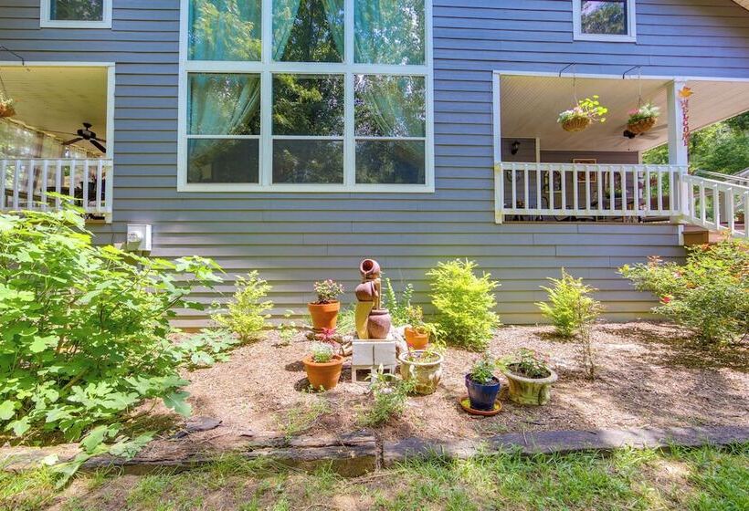 Charming Rusk Guest Cabin W/ Shared Yard