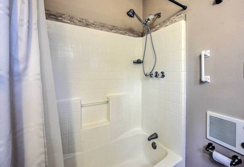 Charming Rusk Guest Cabin W/ Shared Yard