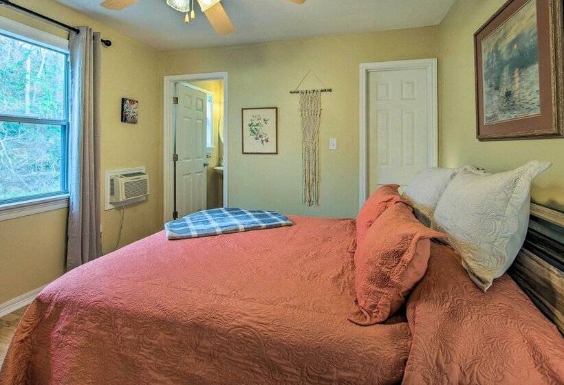 Charming Rusk Guest Cabin W/ Shared Yard