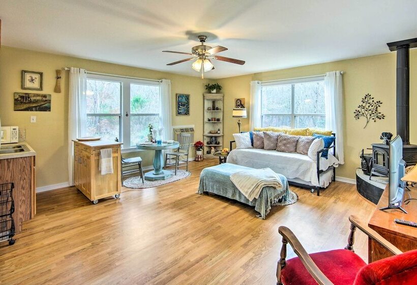 Charming Rusk Guest Cabin W/ Shared Yard