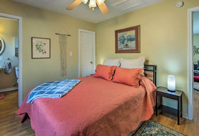 Charming Rusk Guest Cabin W/ Shared Yard