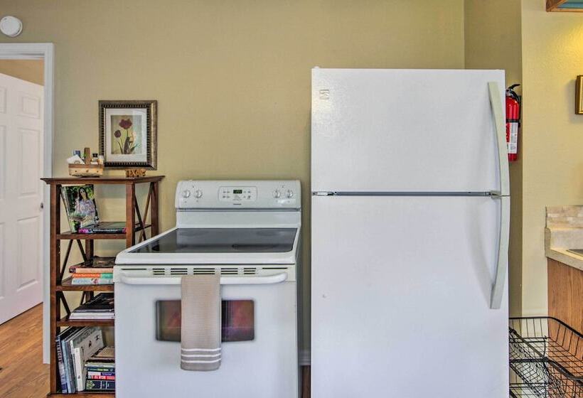 Charming Rusk Guest Cabin W/ Shared Yard