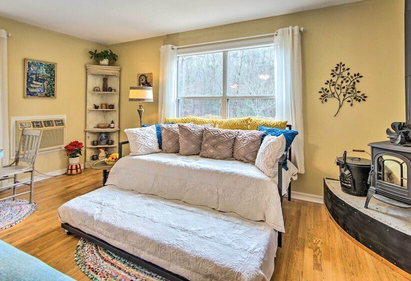 Charming Rusk Guest Cabin W/ Shared Yard