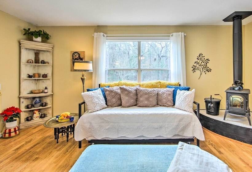 Charming Rusk Guest Cabin W/ Shared Yard