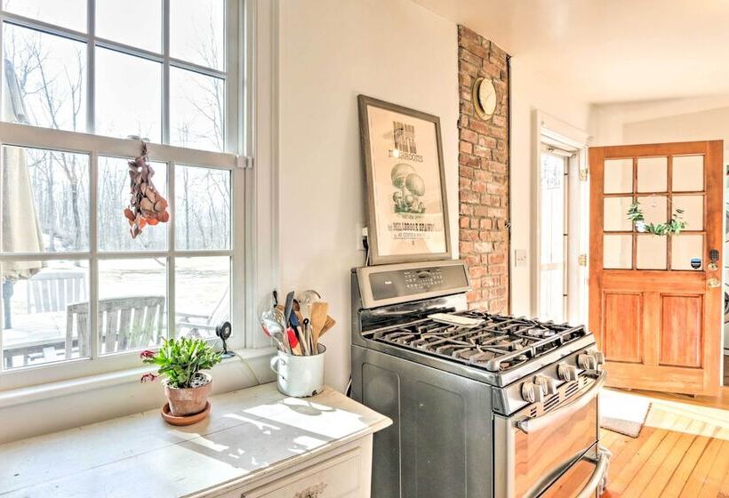 Charming Sharon Dwelling W/ Deck & Fire Pit!