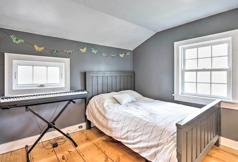 Charming Sharon Dwelling W/ Deck & Fire Pit!