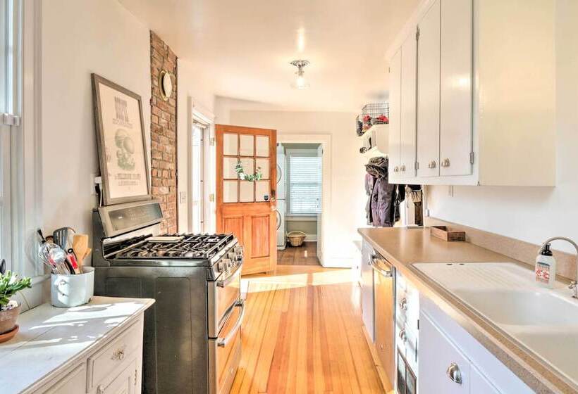 Charming Sharon Dwelling W/ Deck & Fire Pit!