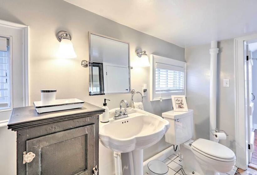 Charming Sharon Dwelling W/ Deck & Fire Pit!