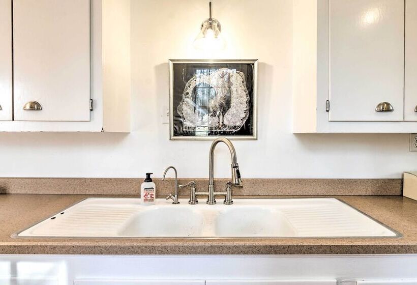 Charming Sharon Dwelling W/ Deck & Fire Pit!