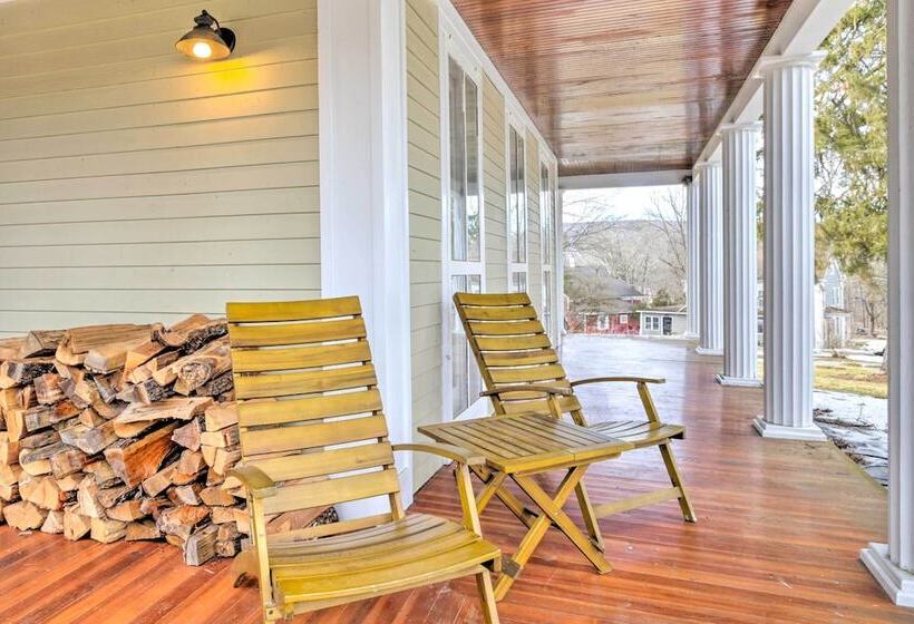 Charming Sharon Dwelling W/ Deck & Fire Pit!