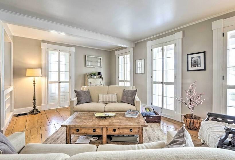 Charming Sharon Dwelling W/ Deck & Fire Pit!