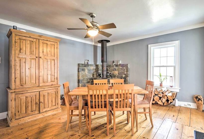 Charming Sharon Dwelling W/ Deck & Fire Pit!