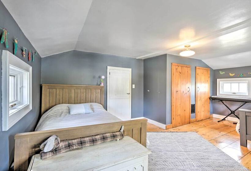 Charming Sharon Dwelling W/ Deck & Fire Pit!